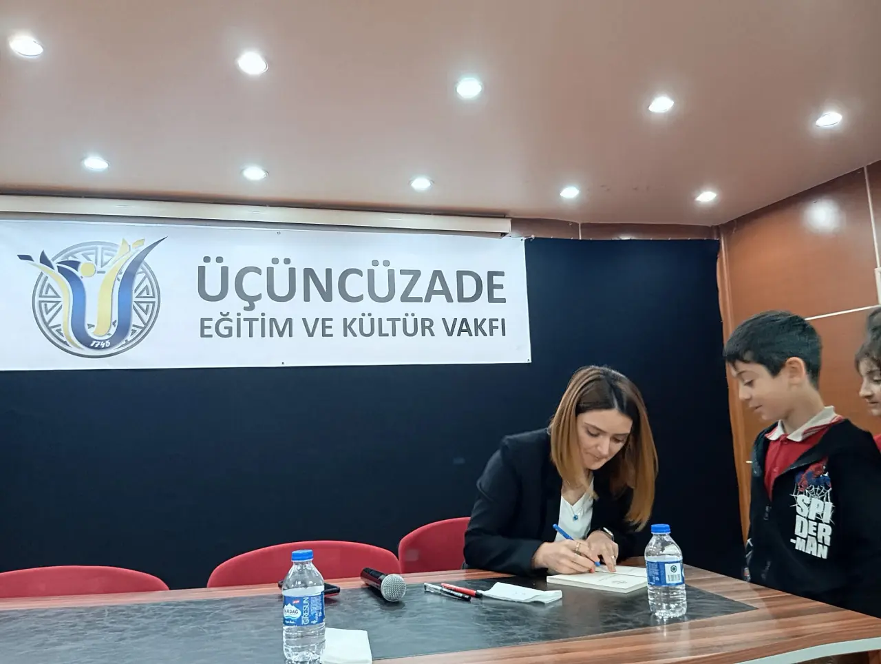 Köse'de Kitabı Okuyan Ödülü Kaptı: Liselilerin Yoğun İlgi Gösterdiği Yazar Yeni Müjdeyi Verdi! 16