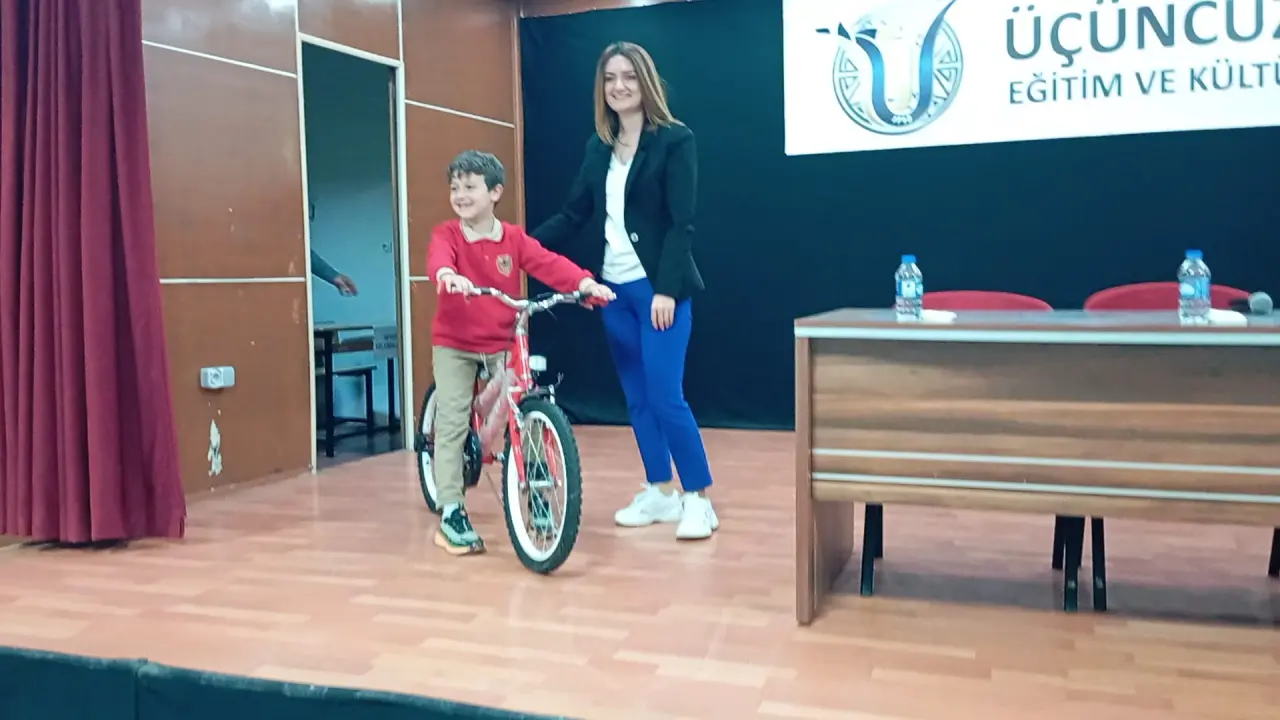 Köse'de Kitabı Okuyan Ödülü Kaptı: Liselilerin Yoğun İlgi Gösterdiği Yazar Yeni Müjdeyi Verdi! 19
