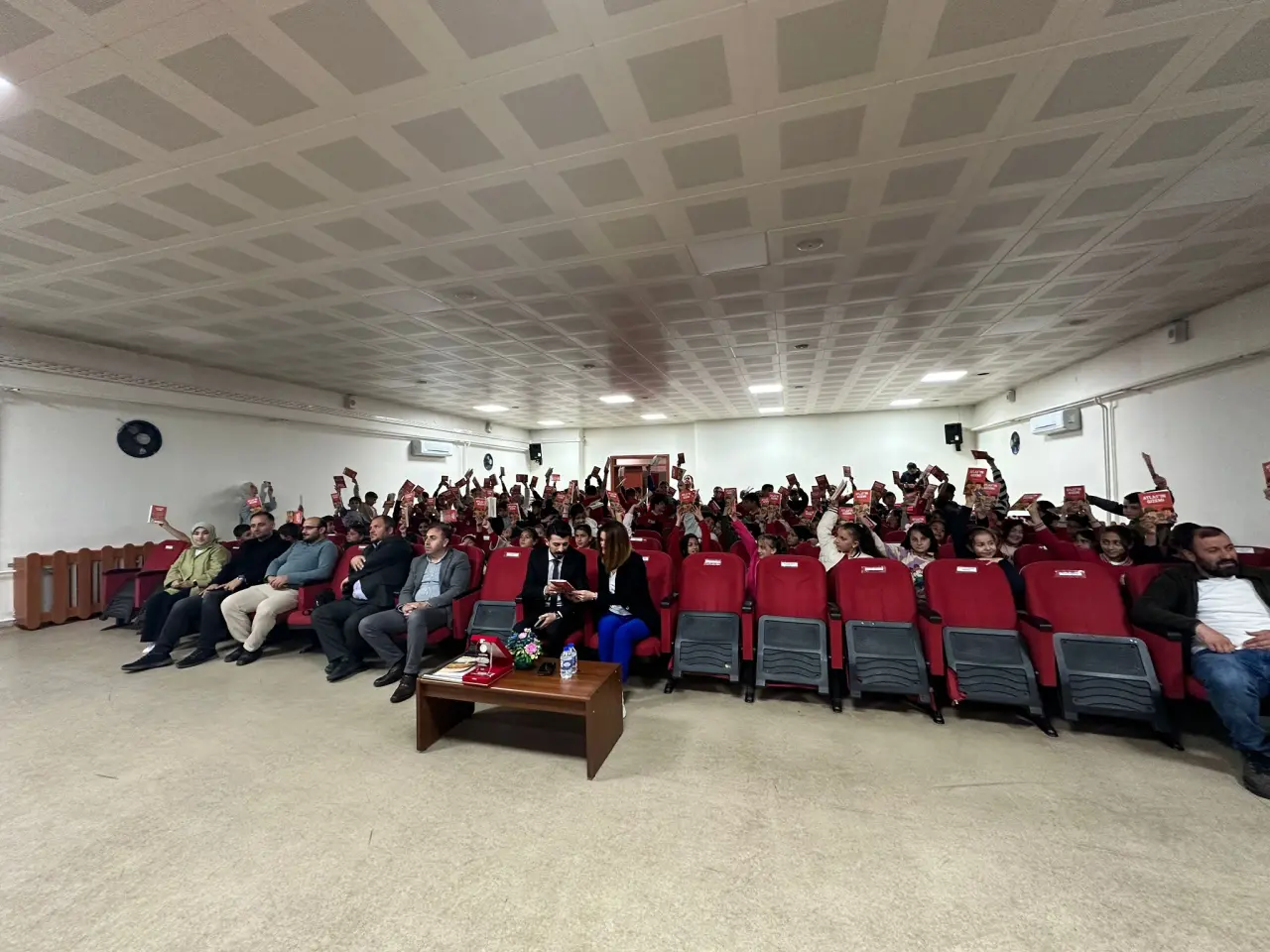 Köse'de Kitabı Okuyan Ödülü Kaptı: Liselilerin Yoğun İlgi Gösterdiği Yazar Yeni Müjdeyi Verdi! 8