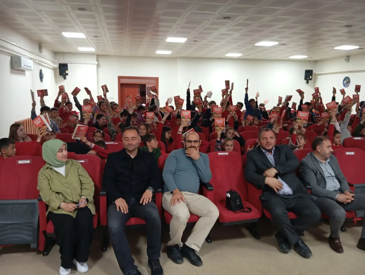 Köse'de Kitabı Okuyan Ödülü Kaptı: Liselilerin Yoğun İlgi Gösterdiği Yazar Yeni Müjdeyi Verdi! 17