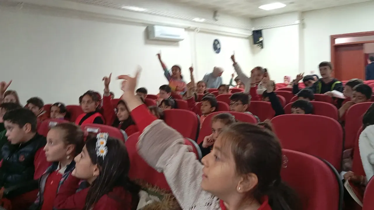 Köse'de Kitabı Okuyan Ödülü Kaptı: Liselilerin Yoğun İlgi Gösterdiği Yazar Yeni Müjdeyi Verdi! 25