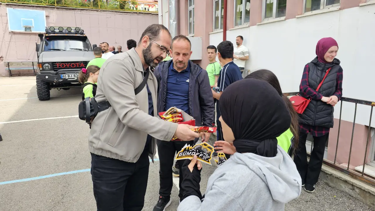 Okul Bahçesine Dev Araçlarla Girdiler! Özel Çocukların Heyecanı Görülmeye Değerdi 4