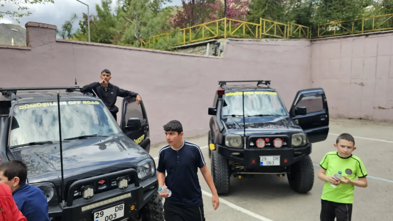 Okul Bahçesine Dev Araçlarla Girdiler! Özel Çocukların Heyecanı Görülmeye Değerdi 9