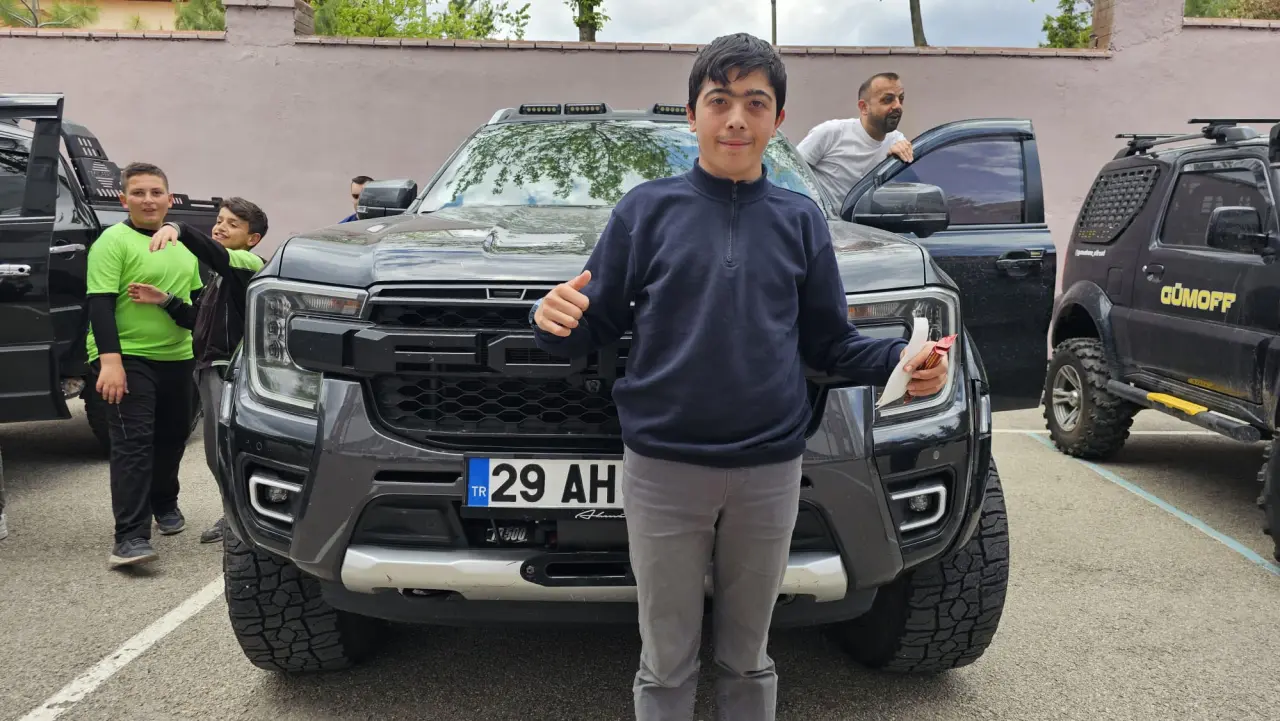 Okul Bahçesine Dev Araçlarla Girdiler! Özel Çocukların Heyecanı Görülmeye Değerdi 8