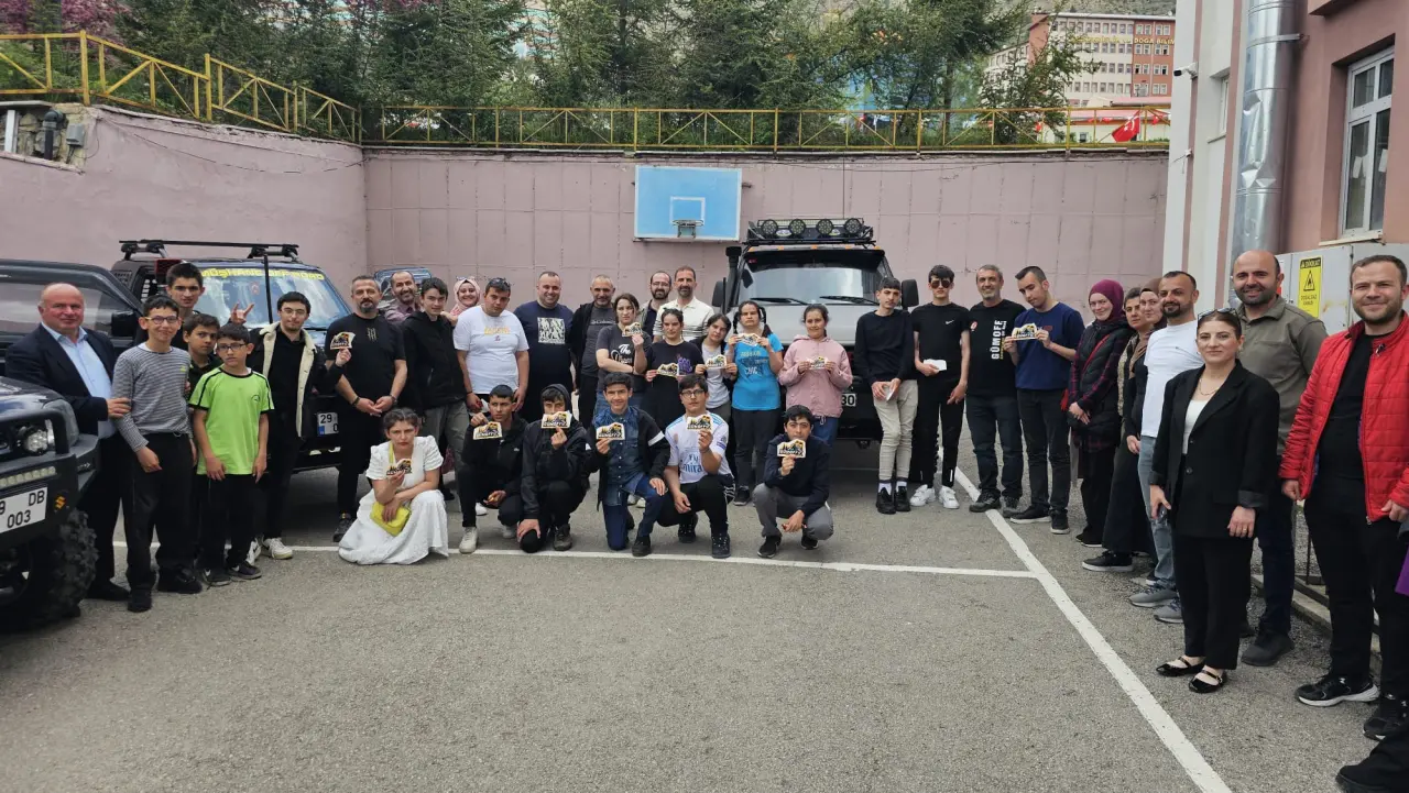 Okul Bahçesine Dev Araçlarla Girdiler! Özel Çocukların Heyecanı Görülmeye Değerdi 10