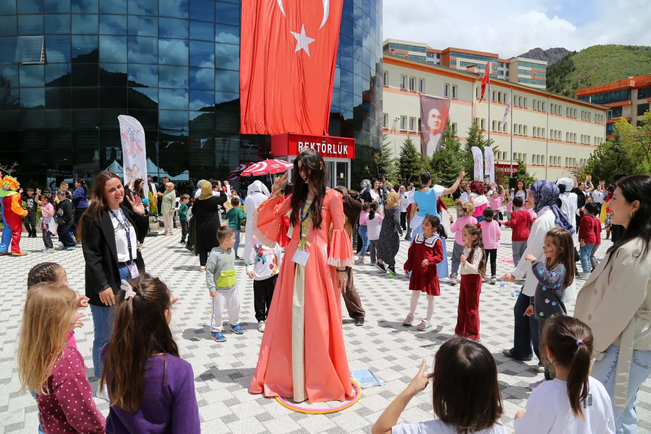 Gümüşhane Üniversitesi Ev Sahipliğinde İkinci Çocuk Oyun Şenliği Gerçekleştirildi 9