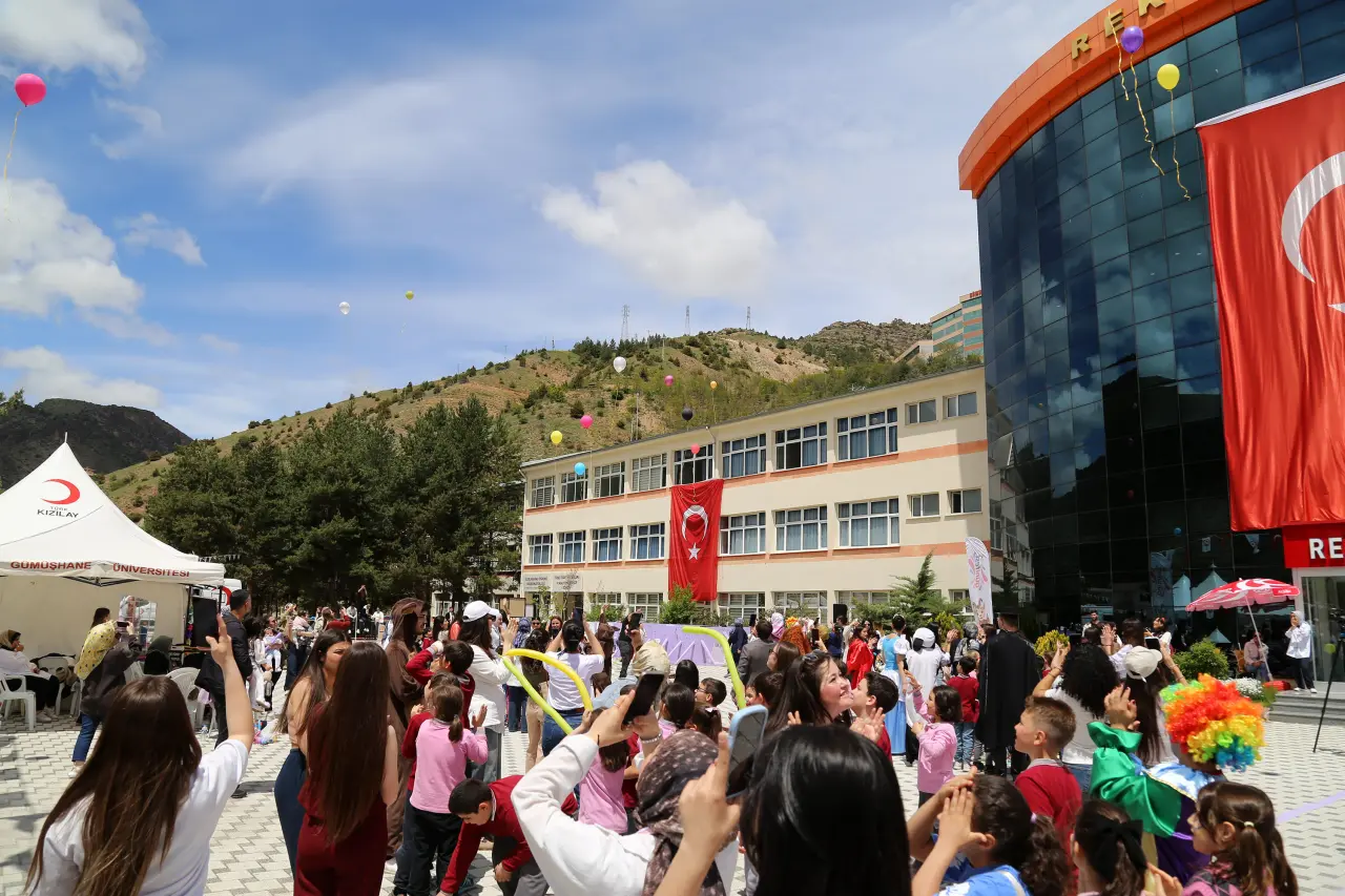 Gümüşhane Üniversitesi Ev Sahipliğinde İkinci Çocuk Oyun Şenliği Gerçekleştirildi 3