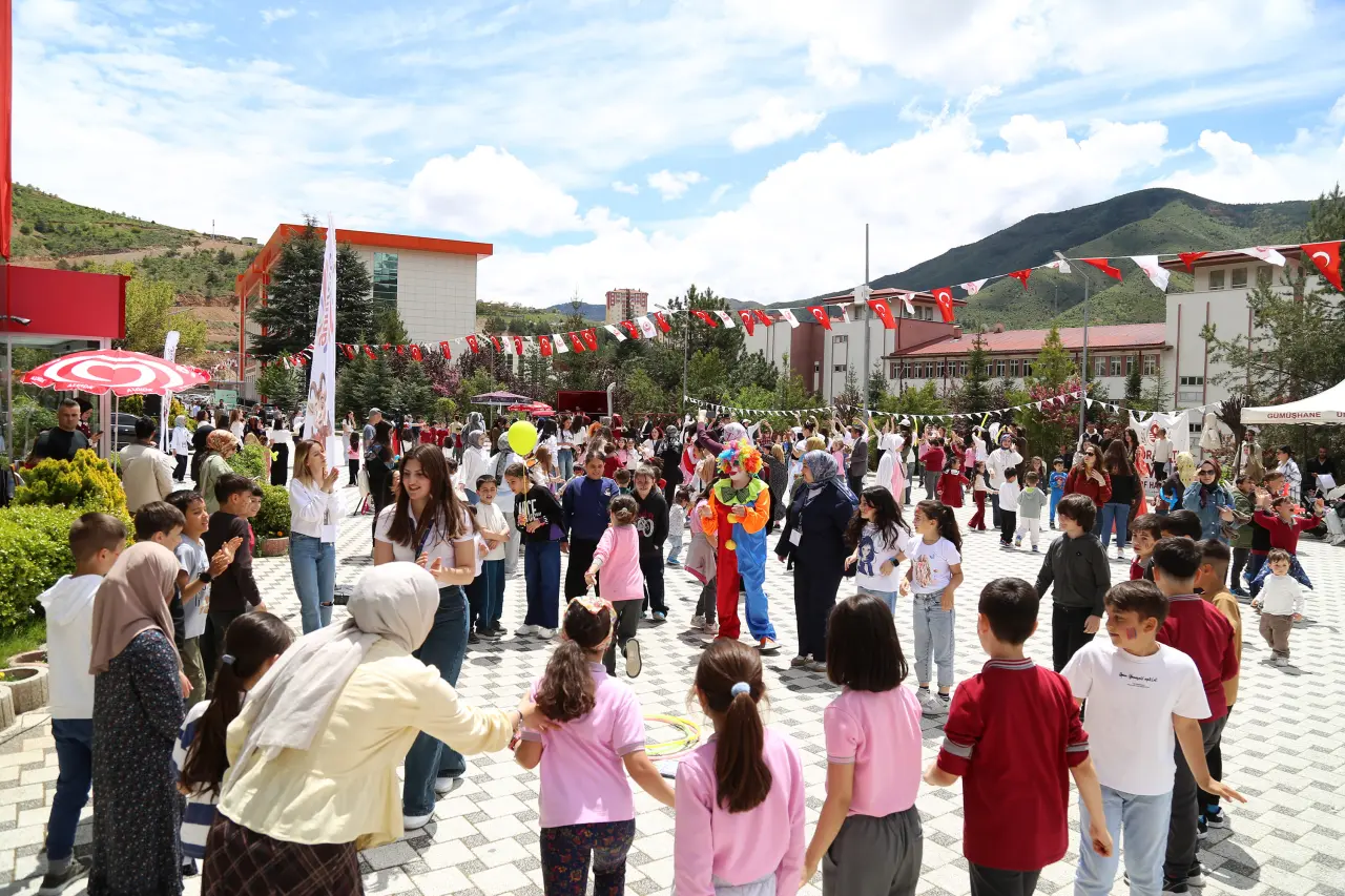 Gümüşhane Üniversitesi Ev Sahipliğinde İkinci Çocuk Oyun Şenliği Gerçekleştirildi 8