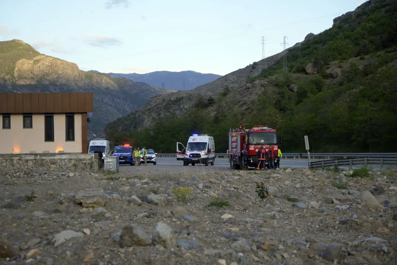 Torul'da Kontrolden Çıkan Otomobil Harşit Çayı Kenarında Durabildi 2