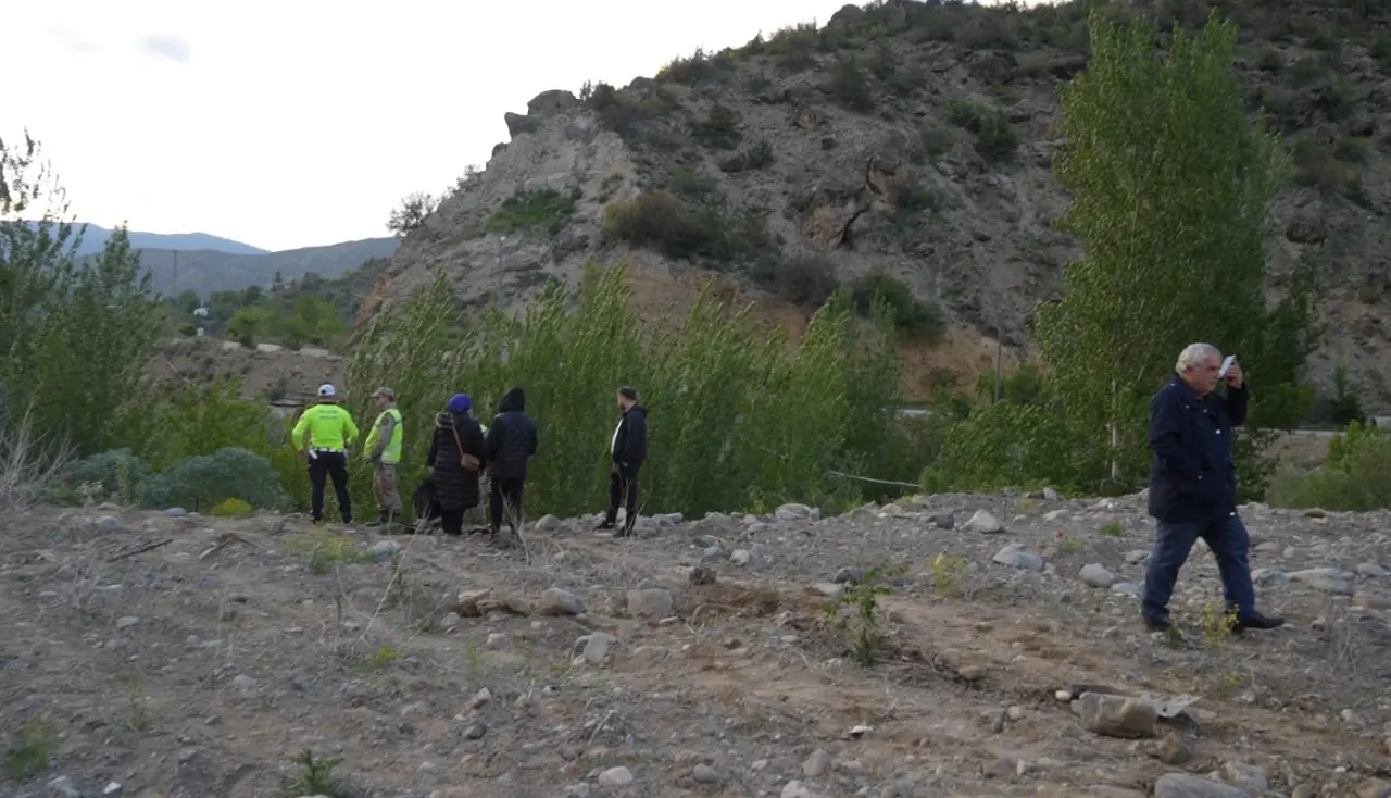 Torul'da Kontrolden Çıkan Otomobil Harşit Çayı Kenarında Durabildi 4