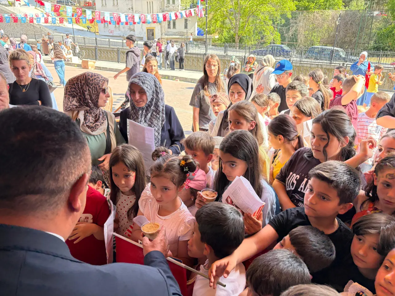 Çocukların Karne Sevinci Ülkü Ocakları'nda Taçlandı 8