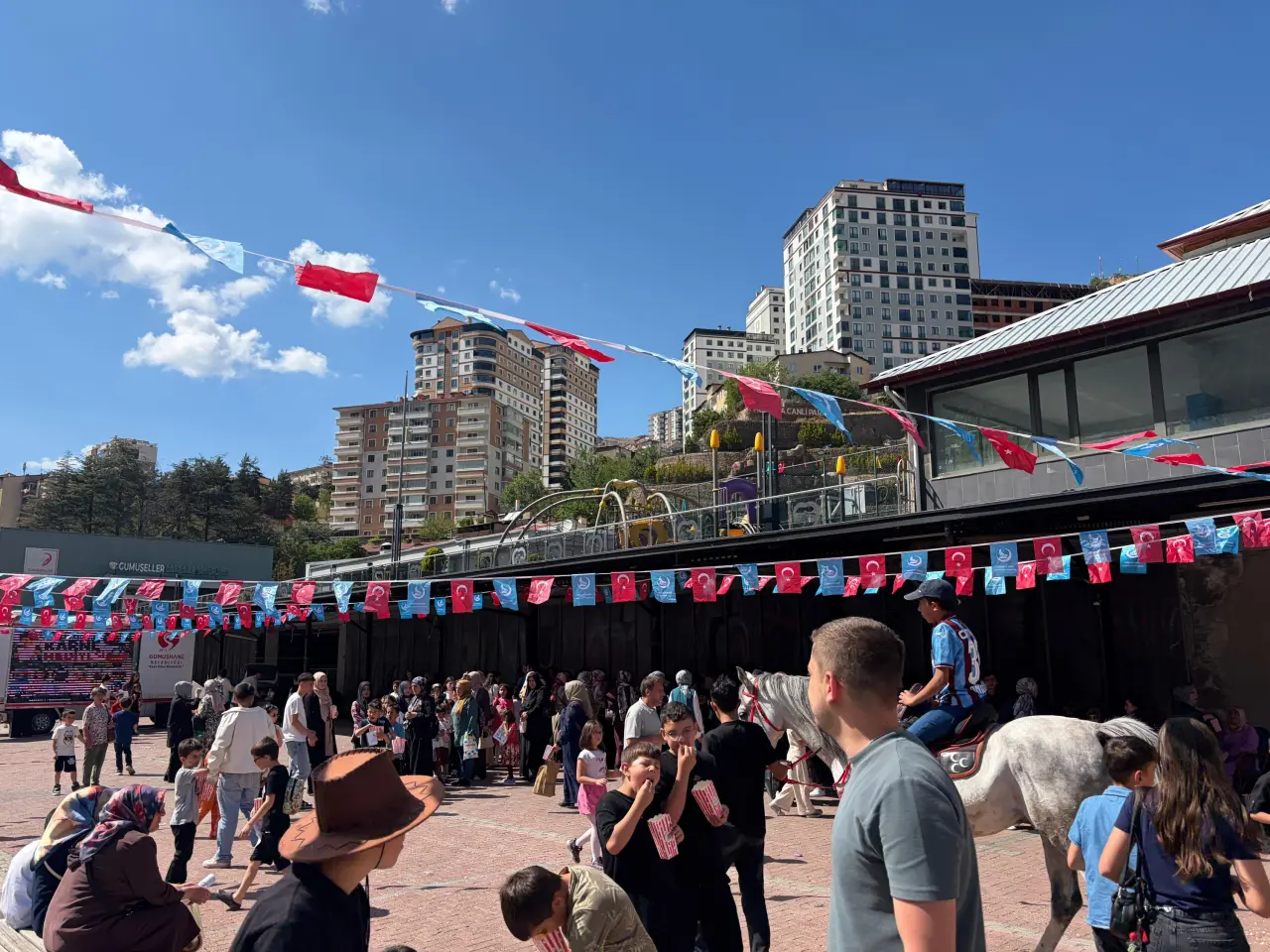 Çocukların Karne Sevinci Ülkü Ocakları'nda Taçlandı 22