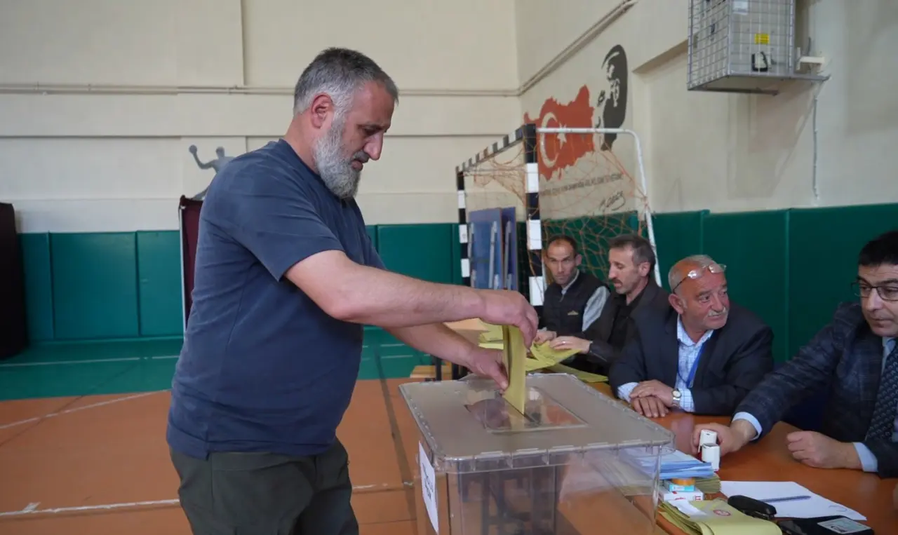 Gümüşhane Tekke Beldesinde Tarihi Ara Seçim: Sandıklar Kuruldu, Oy Verme İşlemi Başladı 7