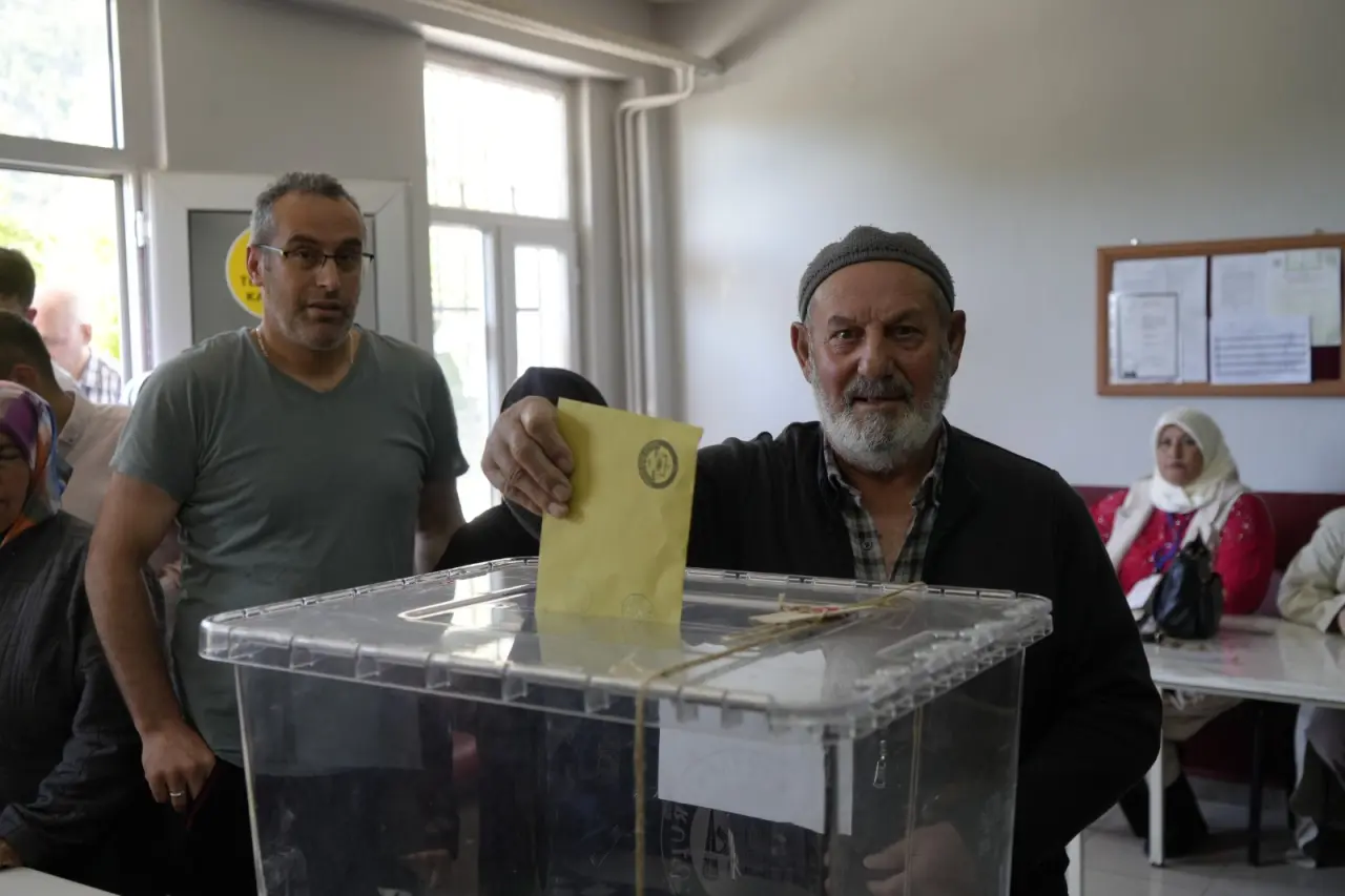 Gümüşhane Tekke Beldesinde Tarihi Ara Seçim: Sandıklar Kuruldu, Oy Verme İşlemi Başladı 1