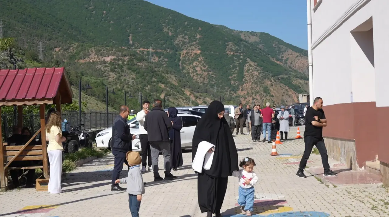 Gümüşhane Tekke Beldesinde Tarihi Ara Seçim: Sandıklar Kuruldu, Oy Verme İşlemi Başladı 6