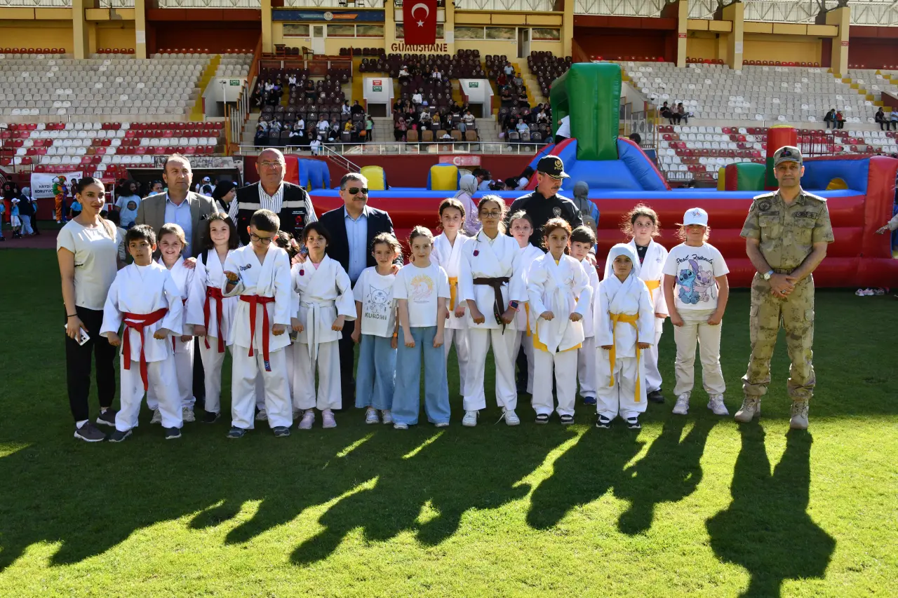 Gümüşhane Yenişehir Stadyumu Şenlik Alanına Döndü 7