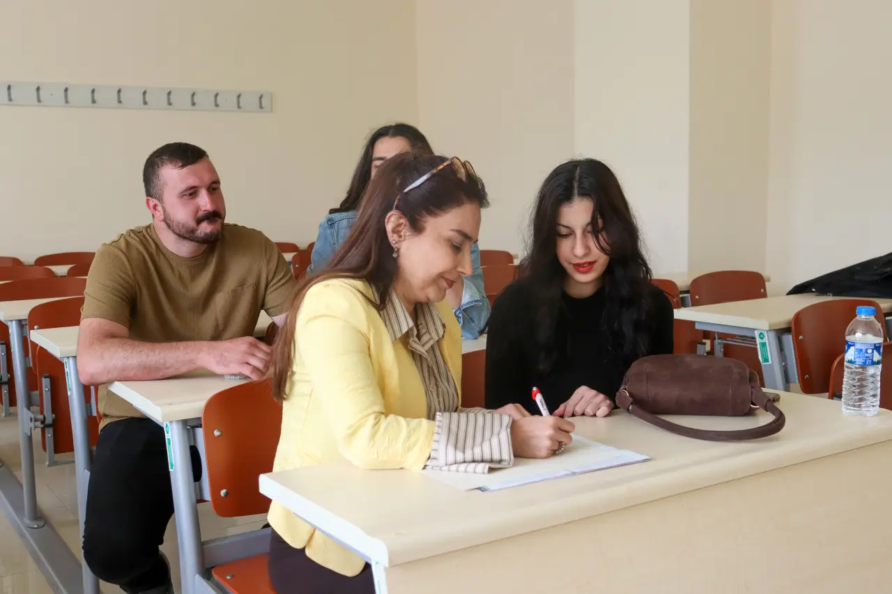 İletişim Fakültesi'nde Azmin Zaferi: Gonca Şimşek Fakülte Birincisi Oldu 1