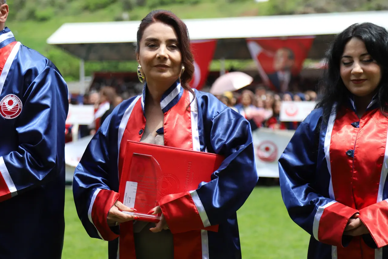 İletişim Fakültesi'nde Azmin Zaferi: Gonca Şimşek Fakülte Birincisi Oldu 11