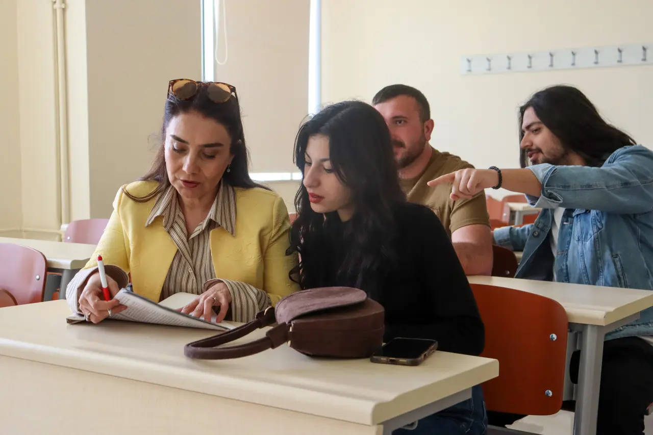 İletişim Fakültesi'nde Azmin Zaferi: Gonca Şimşek Fakülte Birincisi Oldu 2