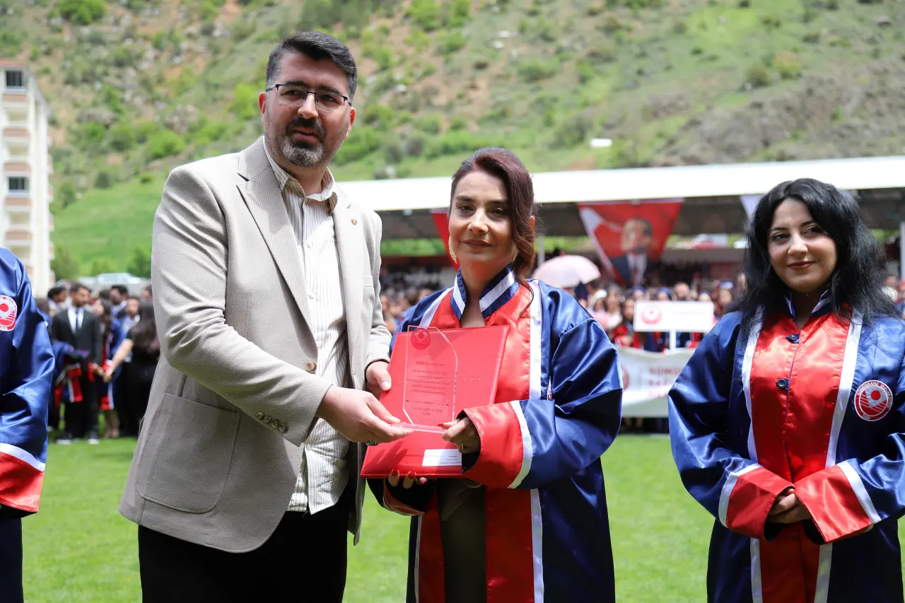 İletişim Fakültesi'nde Azmin Zaferi: Gonca Şimşek Fakülte Birincisi Oldu 10