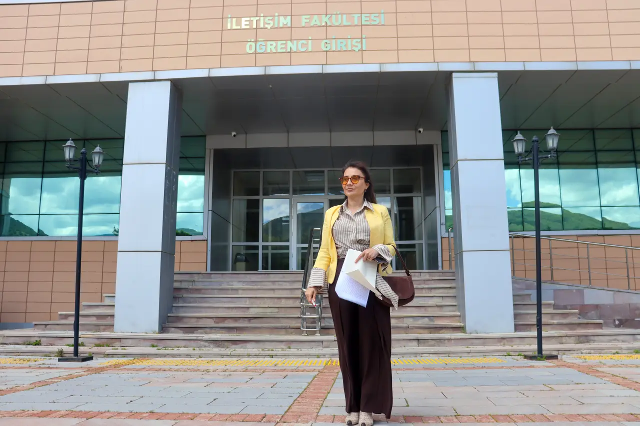 İletişim Fakültesi'nde Azmin Zaferi: Gonca Şimşek Fakülte Birincisi Oldu 8
