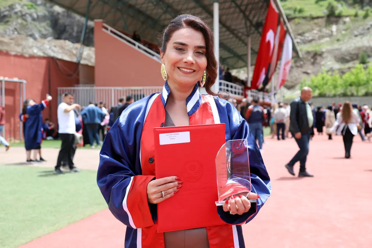 İletişim Fakültesi'nde Azmin Zaferi: Gonca Şimşek Fakülte Birincisi Oldu 12