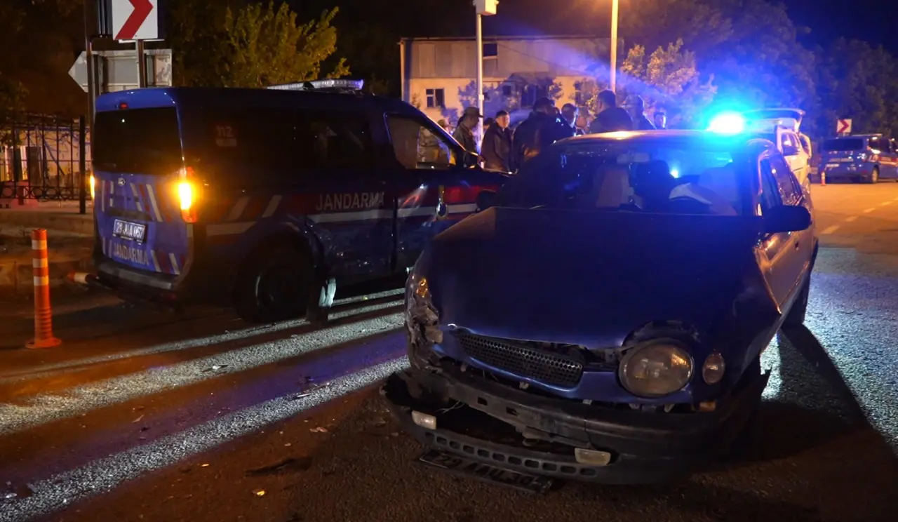 Gümüşhane'de alkollü sürücü askeri araca çarptı 4