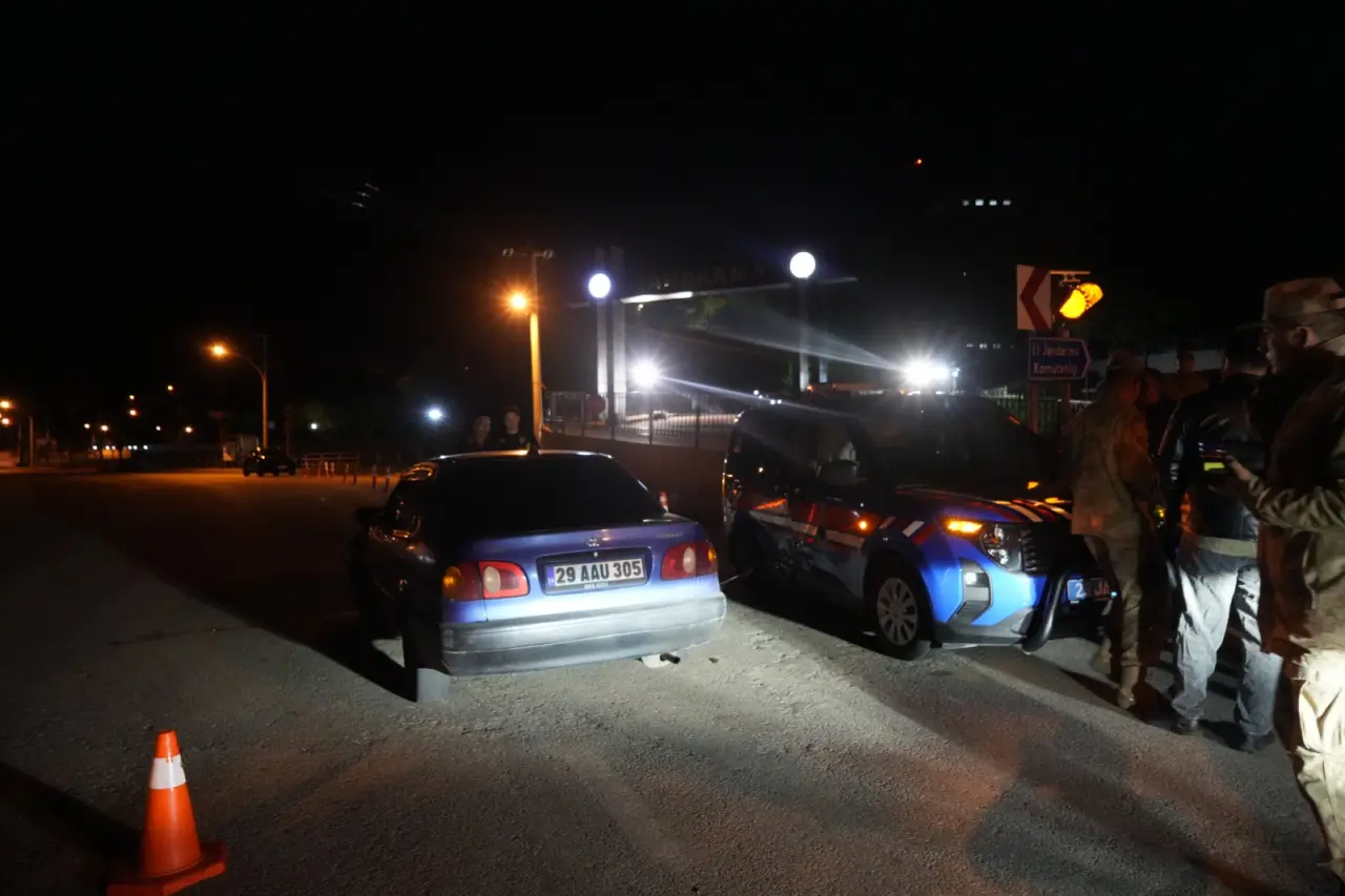Gümüşhane'de alkollü sürücü askeri araca çarptı 1