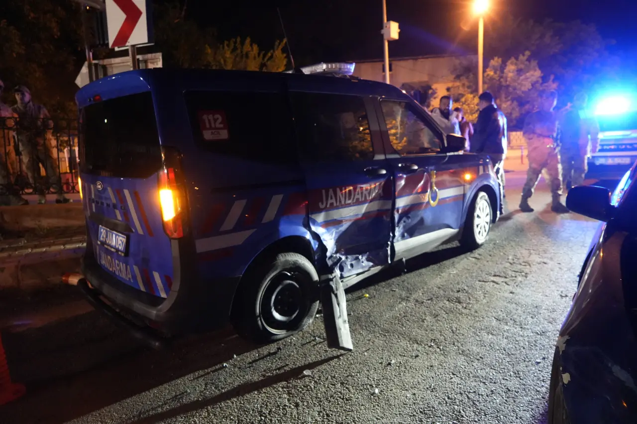 Gümüşhane'de alkollü sürücü askeri araca çarptı 3