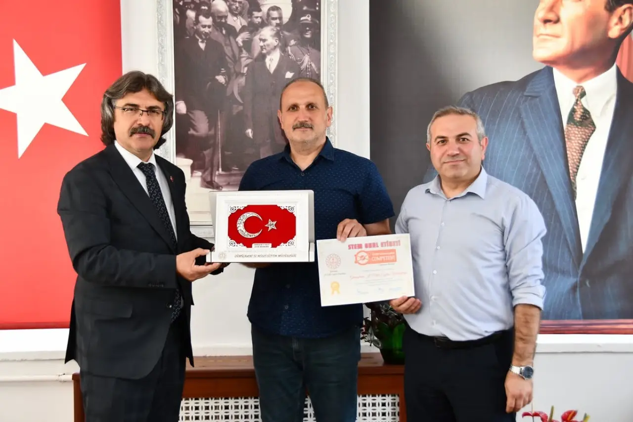 Gümüşhane'de Bilimin Öncüsü Öğretmenlere Plaket Verildi 7