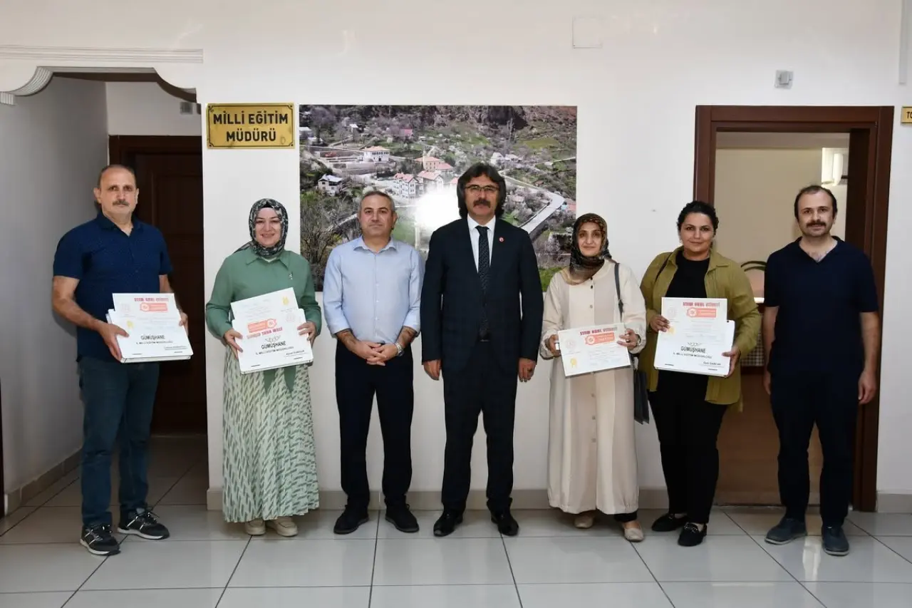 Gümüşhane'de Bilimin Öncüsü Öğretmenlere Plaket Verildi 5