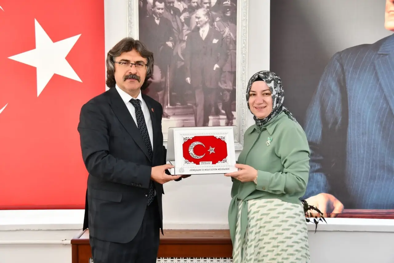 Gümüşhane'de Bilimin Öncüsü Öğretmenlere Plaket Verildi 2