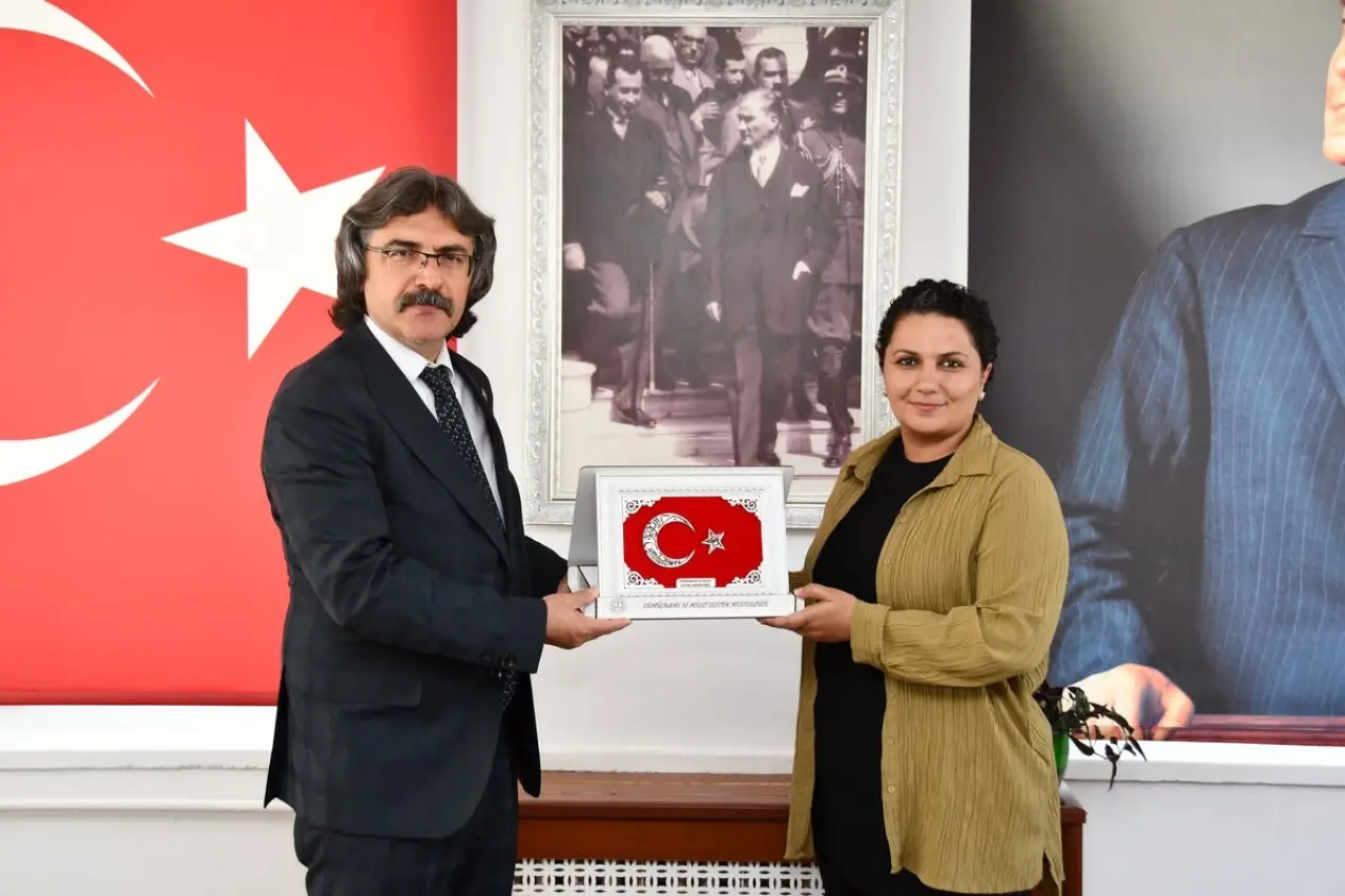 Gümüşhane'de Bilimin Öncüsü Öğretmenlere Plaket Verildi 1