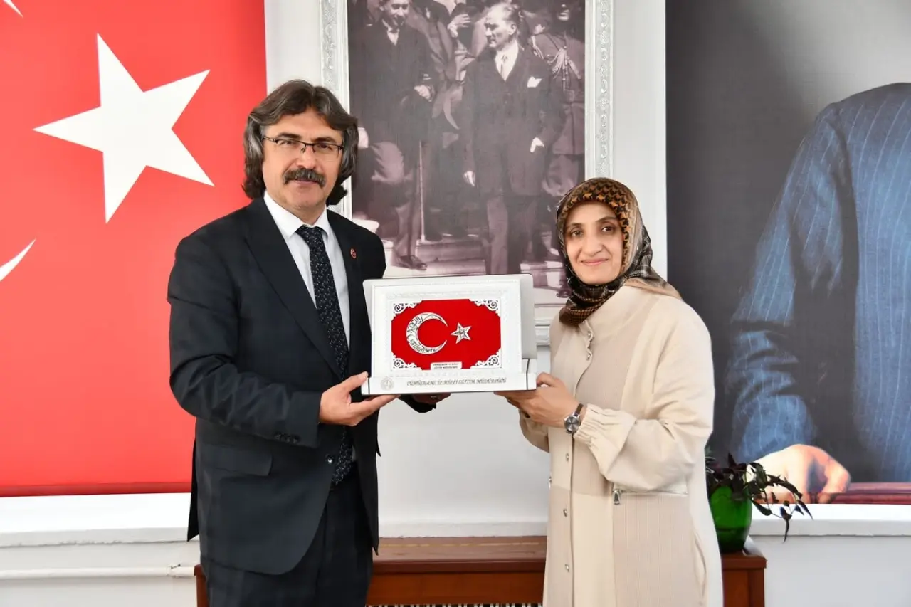 Gümüşhane'de Bilimin Öncüsü Öğretmenlere Plaket Verildi 3