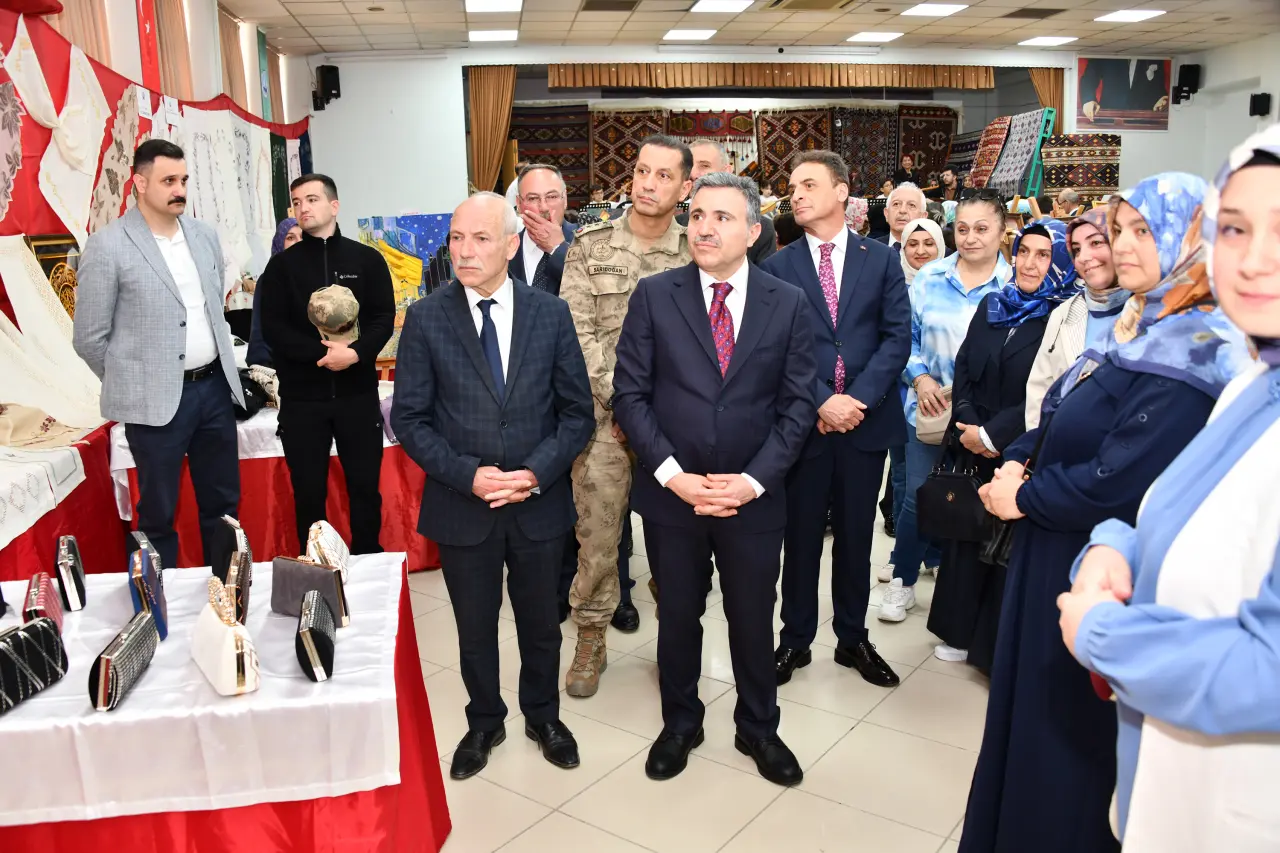 Gümüşhane'de Binlerce Kursiyerin El Emeği Göz Nuru Görücüye Çıktı! 37