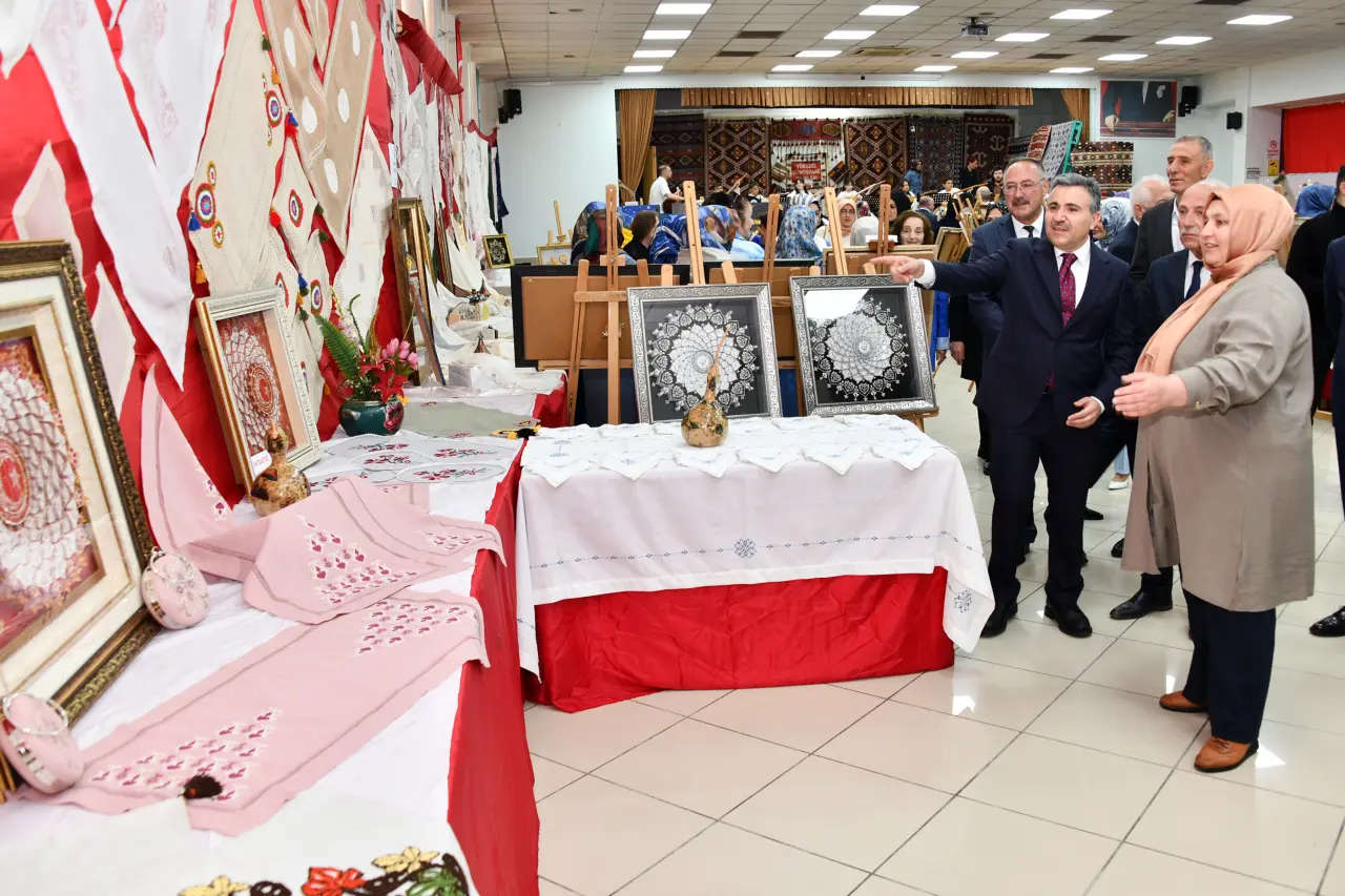 Gümüşhane'de Binlerce Kursiyerin El Emeği Göz Nuru Görücüye Çıktı! 8