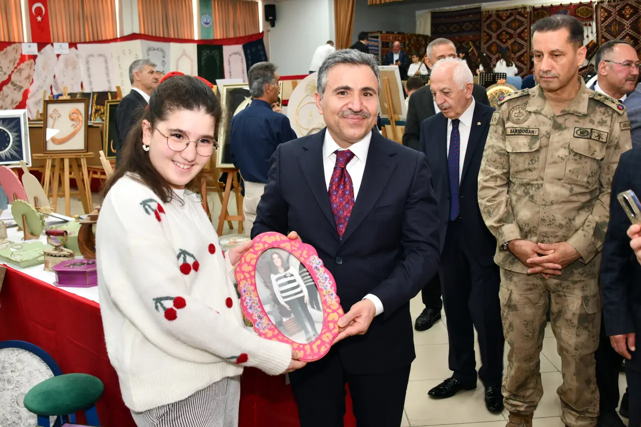 Gümüşhane'de Binlerce Kursiyerin El Emeği Göz Nuru Görücüye Çıktı! 51
