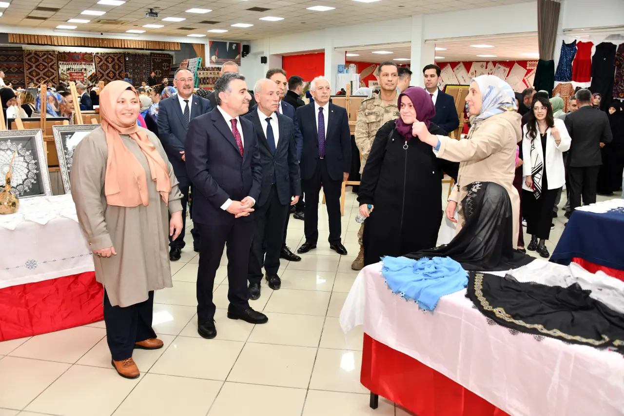 Gümüşhane'de Binlerce Kursiyerin El Emeği Göz Nuru Görücüye Çıktı! 38
