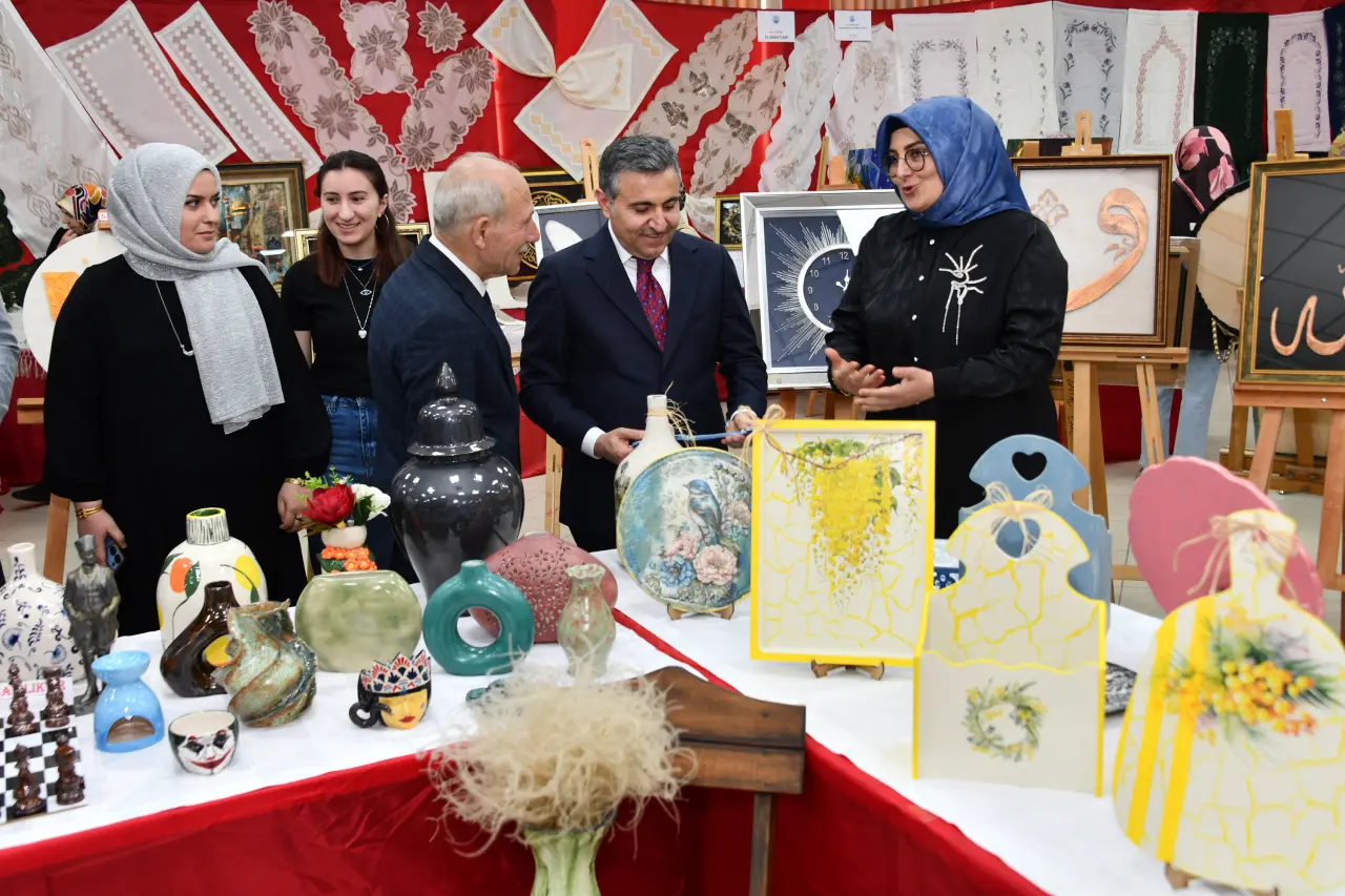 Gümüşhane'de Binlerce Kursiyerin El Emeği Göz Nuru Görücüye Çıktı! 45