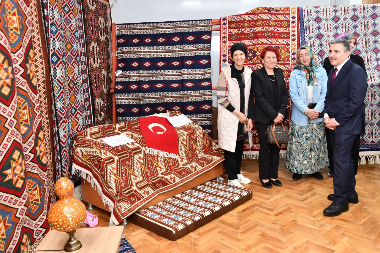 Gümüşhane'de Binlerce Kursiyerin El Emeği Göz Nuru Görücüye Çıktı! 47