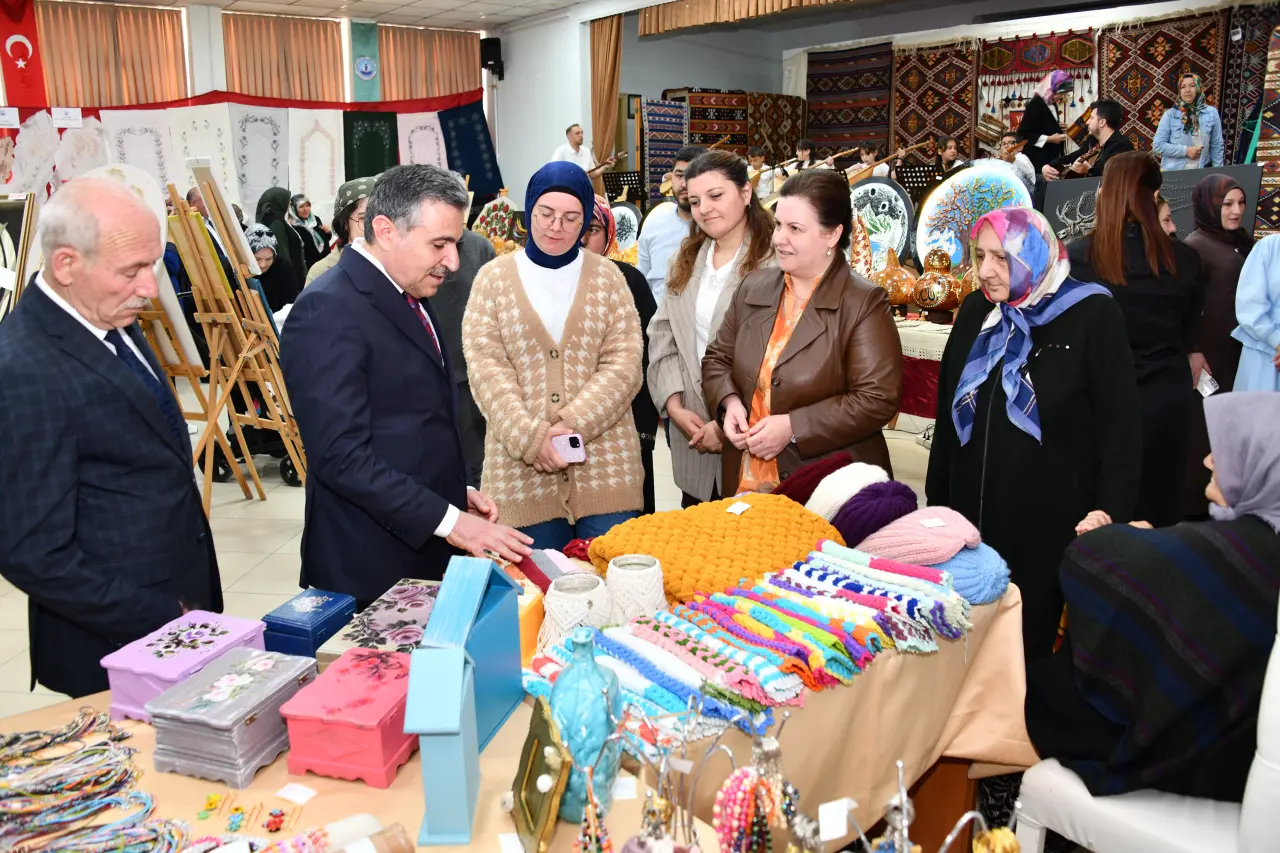 Gümüşhane'de Binlerce Kursiyerin El Emeği Göz Nuru Görücüye Çıktı! 4