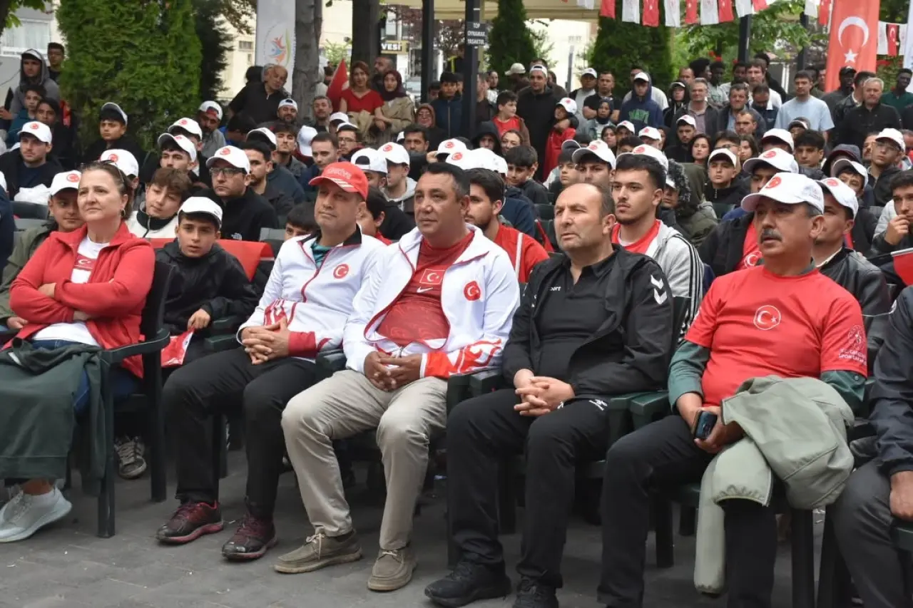 Gümüşhane'de Dünya Kupası heyecanı: Vatandaşlar dev ekran karşısında buluştu 6
