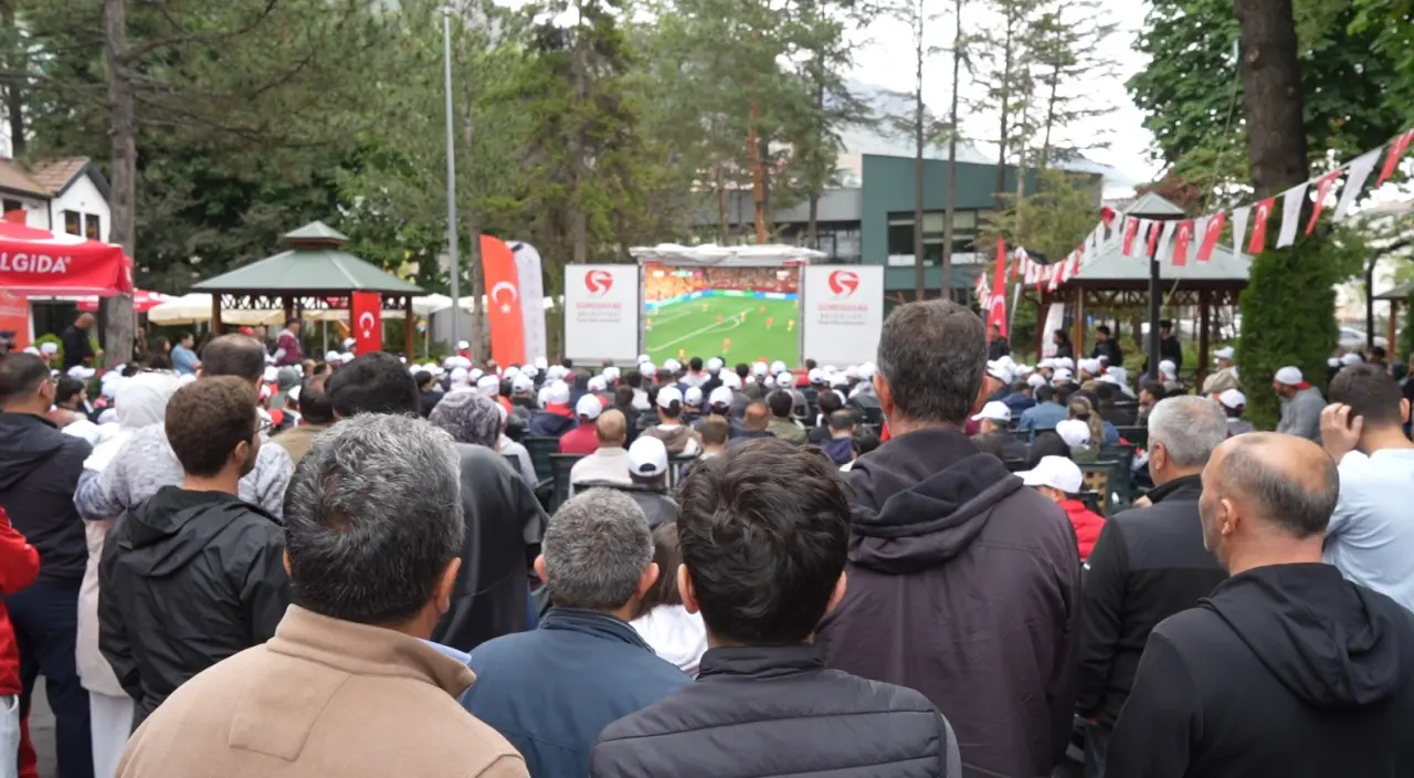 Gümüşhane'de Dünya Kupası heyecanı: Vatandaşlar dev ekran karşısında buluştu 1