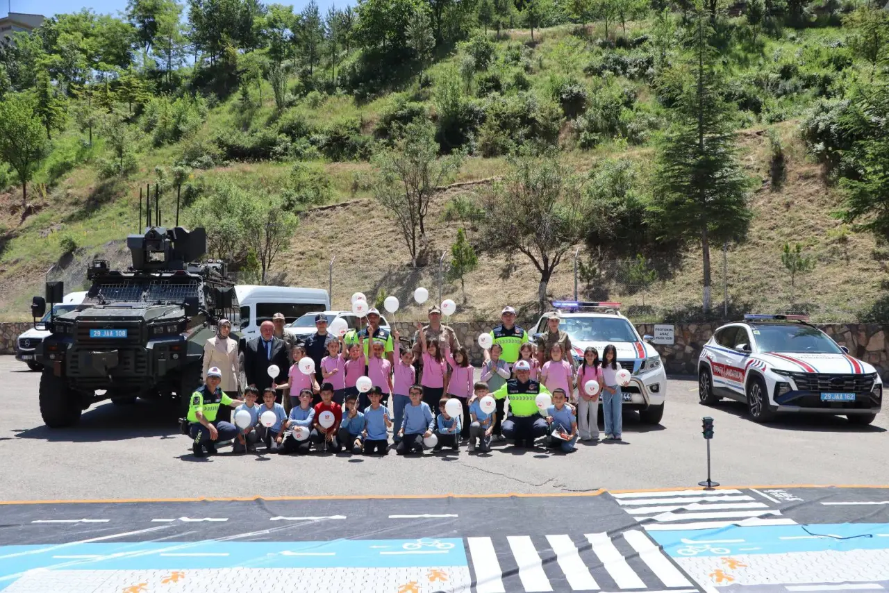 Gümüşhane'de ilkokul öğrencilerinden Jandarma teşkilatına 187. yıl sürprizi 3