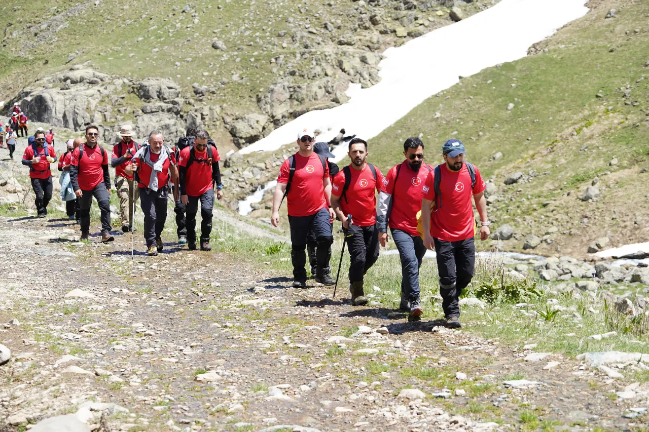 Gümüşhane'de Milli Takım İçin Anlamlı Yürüyüş: 2 Bin 730 Metrede Ay-Yıldızlı Bayrak Açıldı 10
