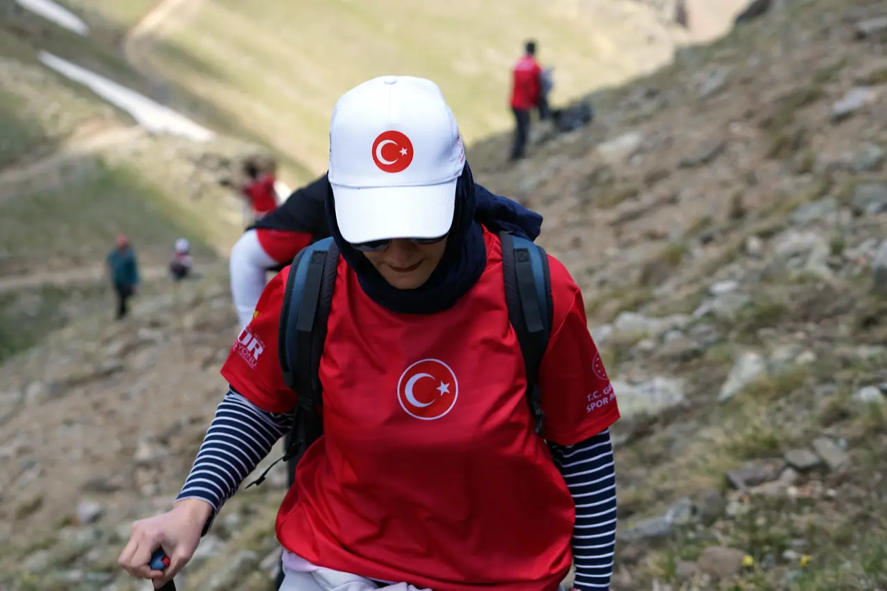 Gümüşhane'de Milli Takım İçin Anlamlı Yürüyüş: 2 Bin 730 Metrede Ay-Yıldızlı Bayrak Açıldı 14