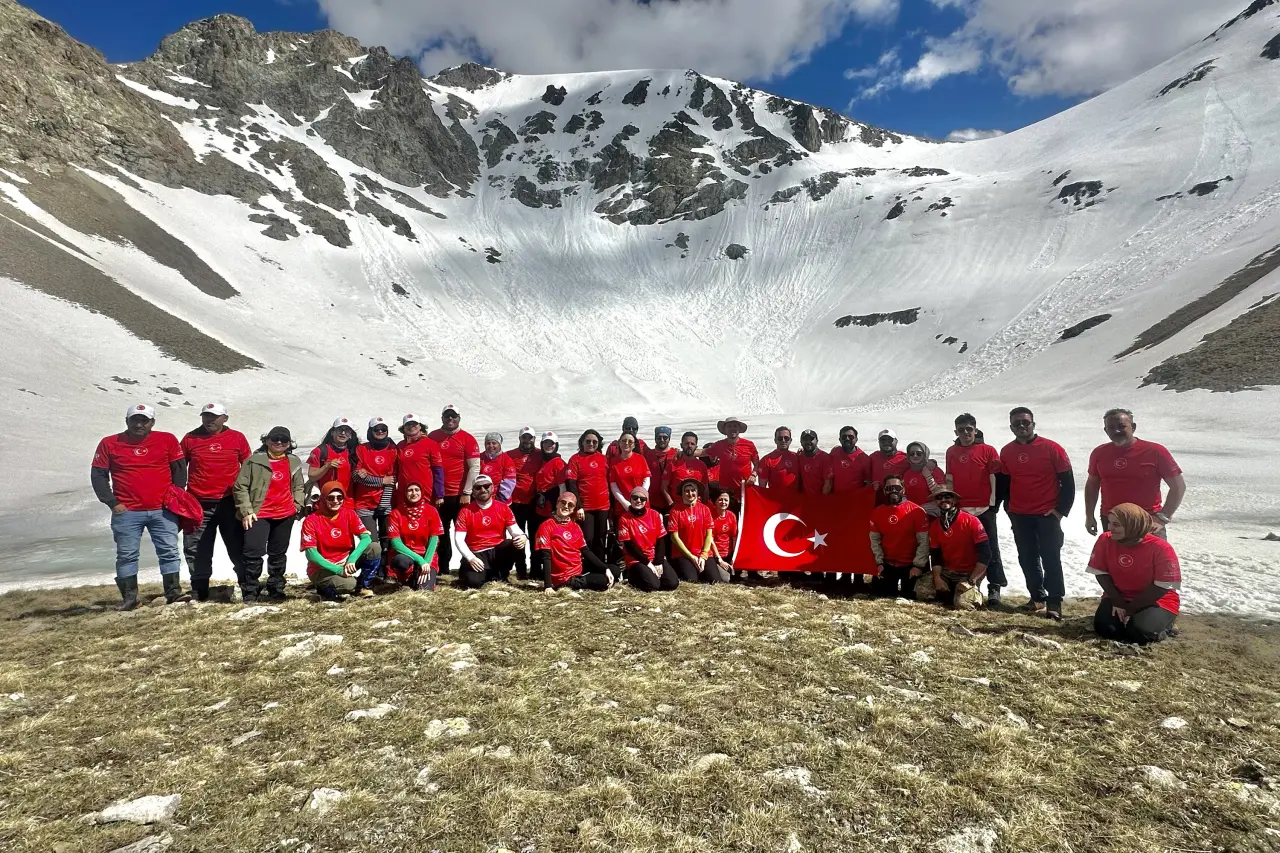 Gümüşhane'de Milli Takım İçin Anlamlı Yürüyüş: 2 Bin 730 Metrede Ay-Yıldızlı Bayrak Açıldı 22