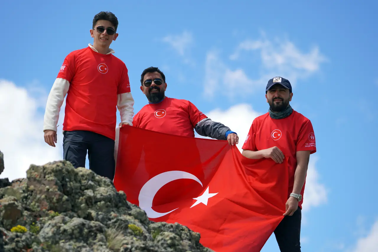 Gümüşhane'de Milli Takım İçin Anlamlı Yürüyüş: 2 Bin 730 Metrede Ay-Yıldızlı Bayrak Açıldı 17