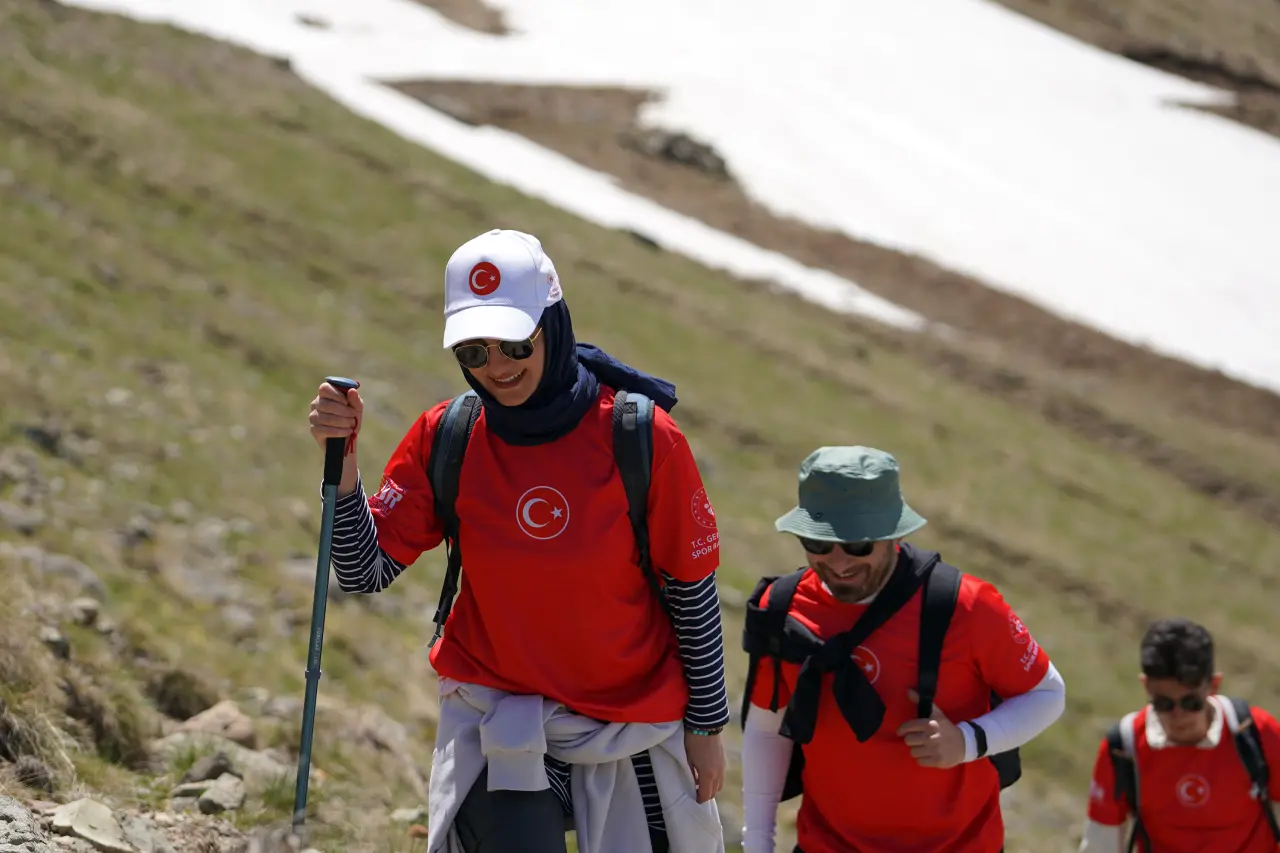 Gümüşhane'de Milli Takım İçin Anlamlı Yürüyüş: 2 Bin 730 Metrede Ay-Yıldızlı Bayrak Açıldı 16