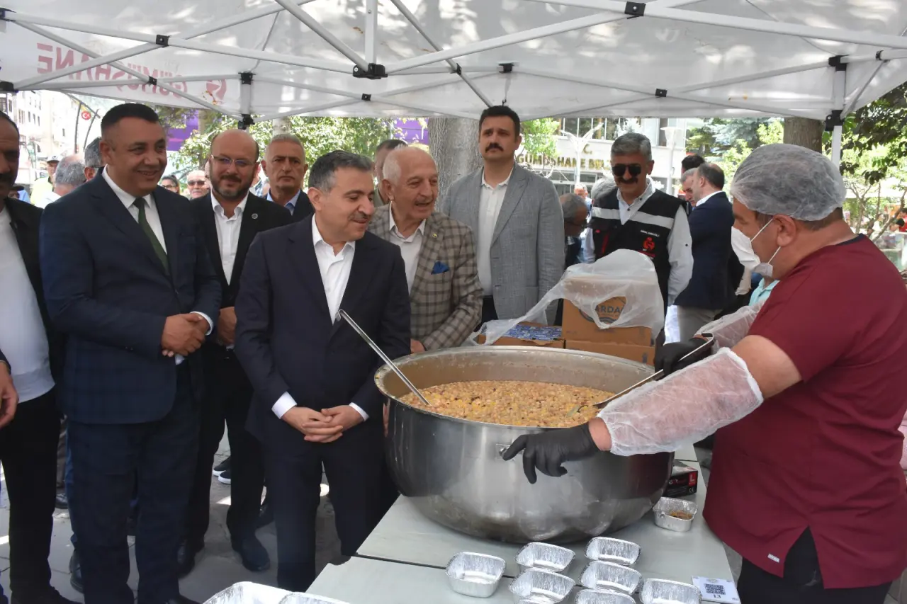 Gümüşhane'de Muharrem Ayı Bereketi: Fatih Parkı'nda Bin Kişilik Aşure İkramı 6